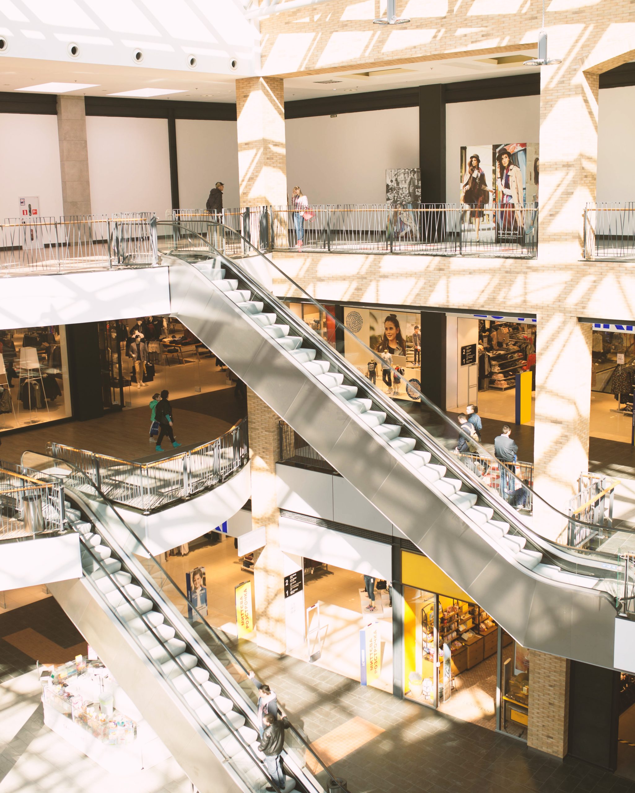 CENTRO COMERCIAL A RAYAS